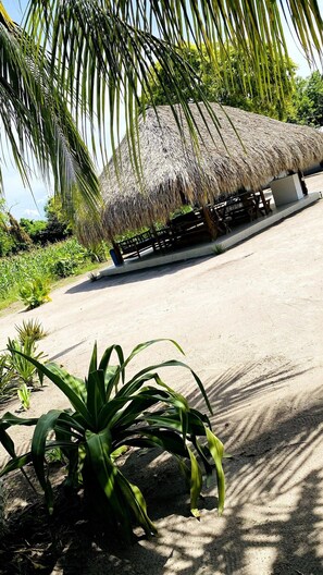 Cabin (Bungalow 2 -Pink) | Property grounds