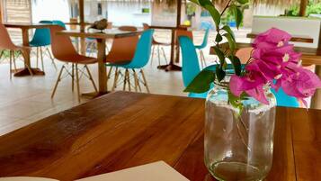 Mökki (Bungalow 2 -Pink) | Ulkoruokailutilat