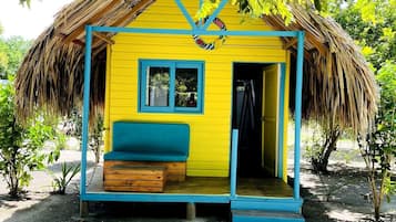 Cabin (Bungalow 2 -Pink) | Property grounds