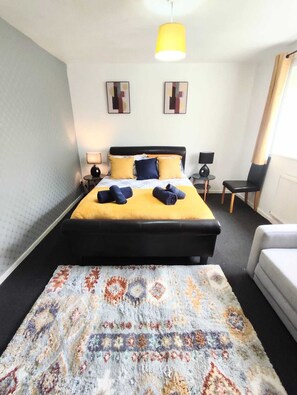 2 室のベッドルーム、セーフティボックス (室内)、デスク、アイロン / アイロン台