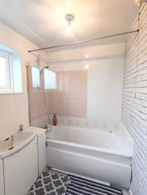 ヘアドライヤー、タオル、石鹸、シャンプー