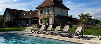 House for 15 people, in the heart of the Sologne, heated swimming pool. 