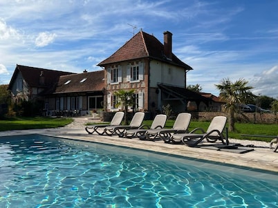 House for 15 people, in the heart of the Sologne, heated swimming pool. 