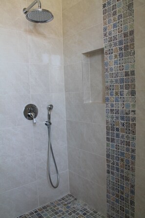 Dusche, Haartrockner, Handtücher, Seife