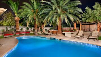 Outdoor pool, free cabanas, sun loungers