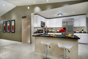 Maison (Multiple Bedrooms) | 8 chambres, literie de qualité supérieure, fer et planche à repasser