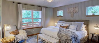 Luxe Cabin  *Hot Tub*Fire Pit*Fenced*Generator*Whole Home Water Filter