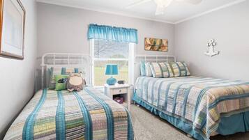 3 habitaciones, escritorio y tabla de planchar con plancha