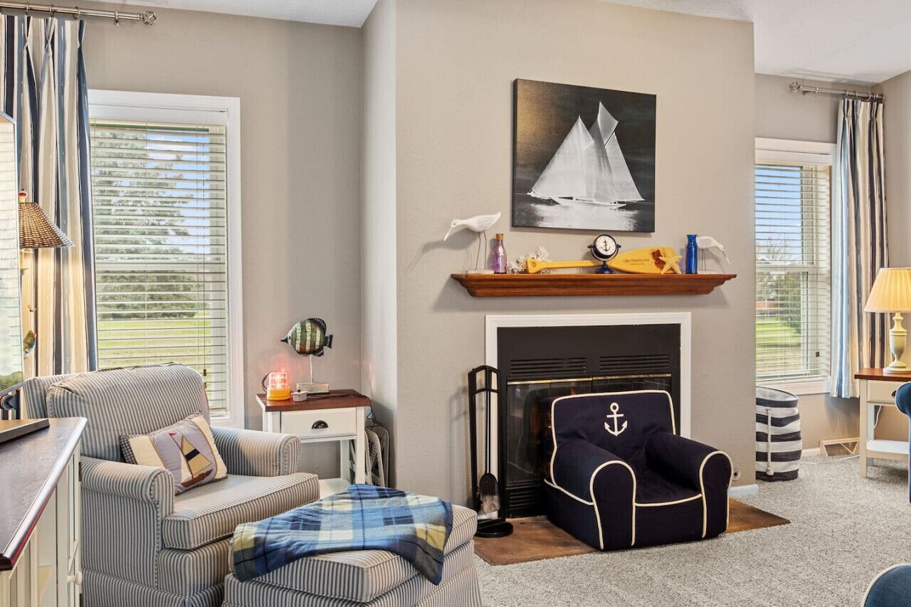 Una televisión, una chimenea, libros