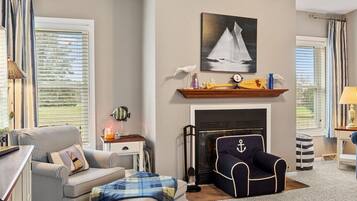 Télévision, cheminée, livres