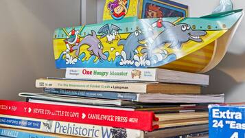 Een stapel boeken met een doos met de tekst 'One Hungry Monster' erboven.