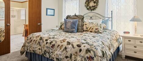 3 chambres, bureau, fer et planche à repasser, lit de bébé portatif