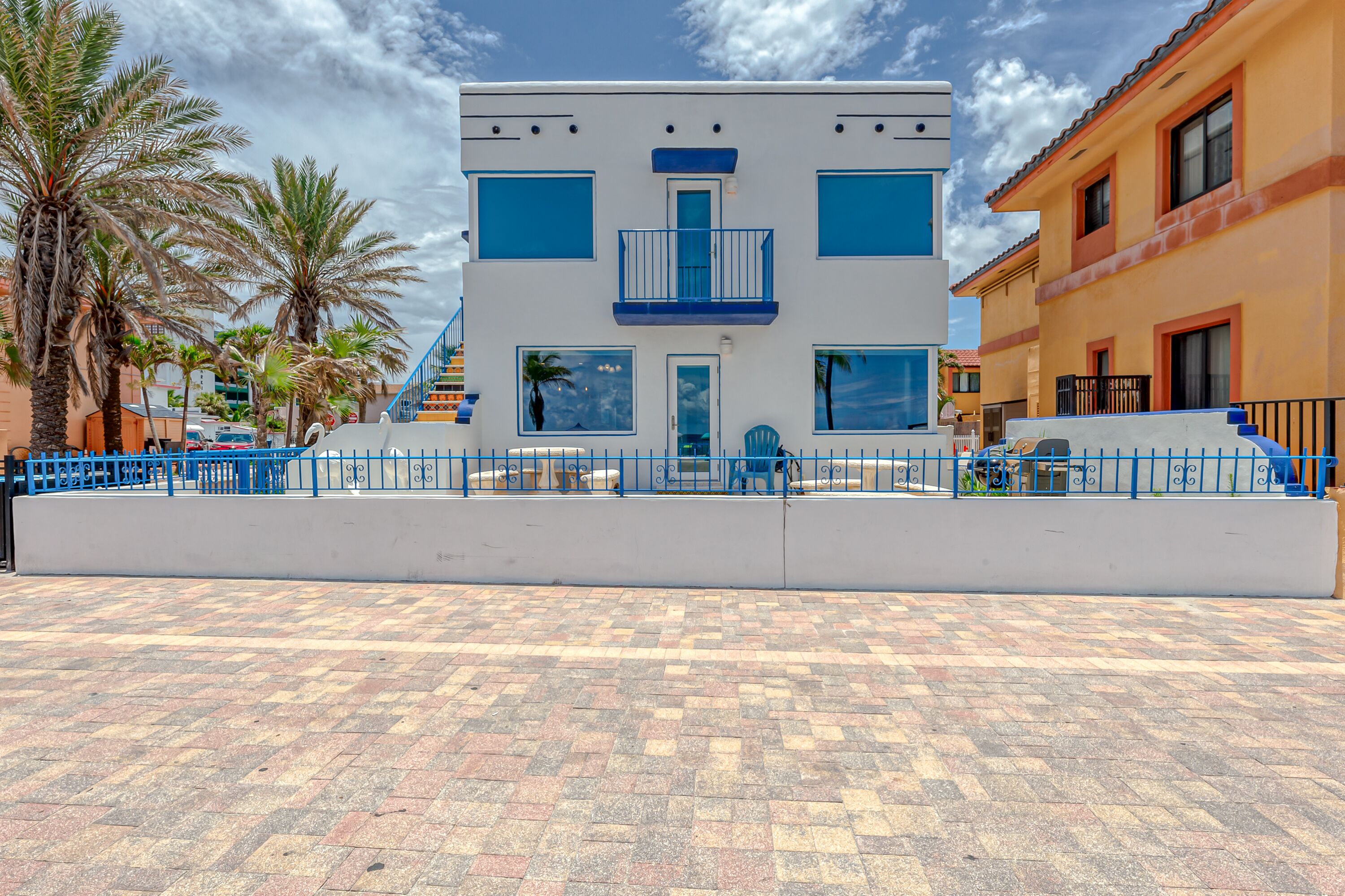 6 Bedroom, 4 Bath, Free Parking! BEACHFRONT Home! Sleeps 12! 