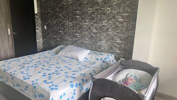 3 dormitorios, tabla de planchar con plancha, wifi y ropa de cama