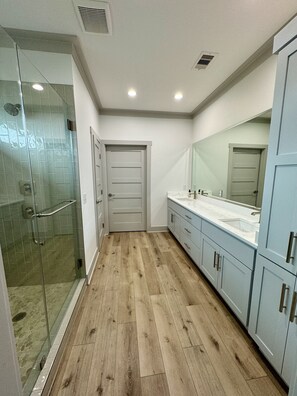 Shower, hair dryer, towels, toilet paper - Welcome to "Oh Whale" beach rental! (Bolivar Peninsula)