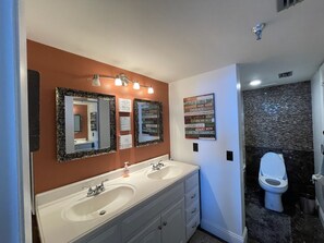 SĂšche-cheveux, serviettes fournies, savon, papier toilette