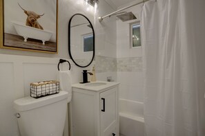 Haartrockner, Handtücher, Seife, Shampoo