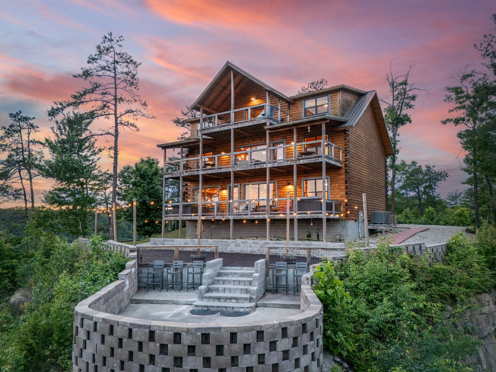 Large cozy updated lodge sitting on top of Daniel Boone National Forest.!  