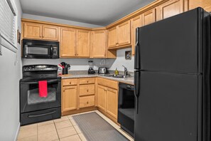 Kylskåp, mikrovågsugn, ugn och spishäll