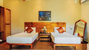 Habitación estándar con 1 cama doble o 2 individuales, 2 habitaciones | Caja fuerte, escritorio, espacio para trabajar con un portátil
