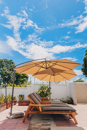 Comfort Apartment | In-room safe, desk, laptop workspace, iron/ironing board - Mac and Jak Getaway (Dar es Salaam)