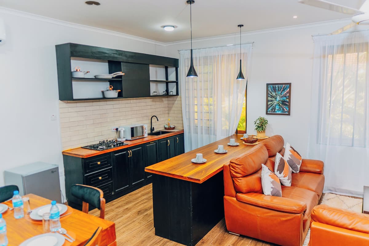 1 habitación, caja de seguridad en la habitación y escritorio