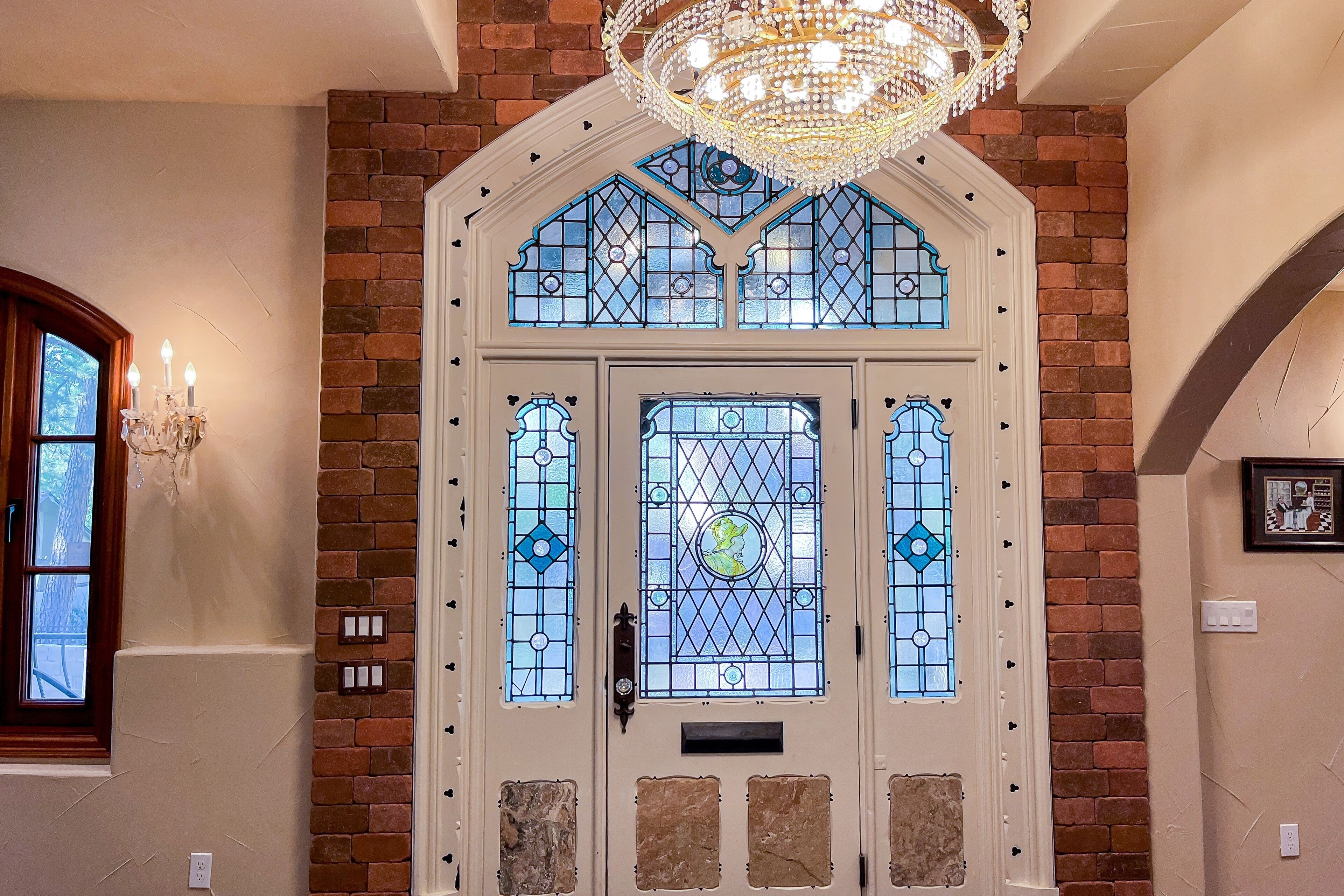 Majestic retreat with gourmet kitchen, jacuzzi tub, & steam shower - dogs ok