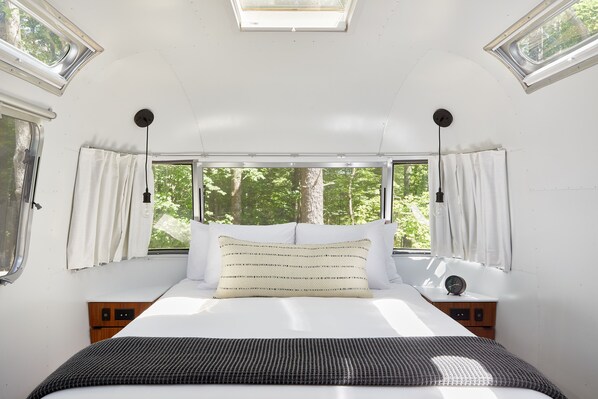 Egyptian cotton sheets, premium bedding, Tempur-Pedic beds, free WiFi - AutoCamp Asheville (Asheville)