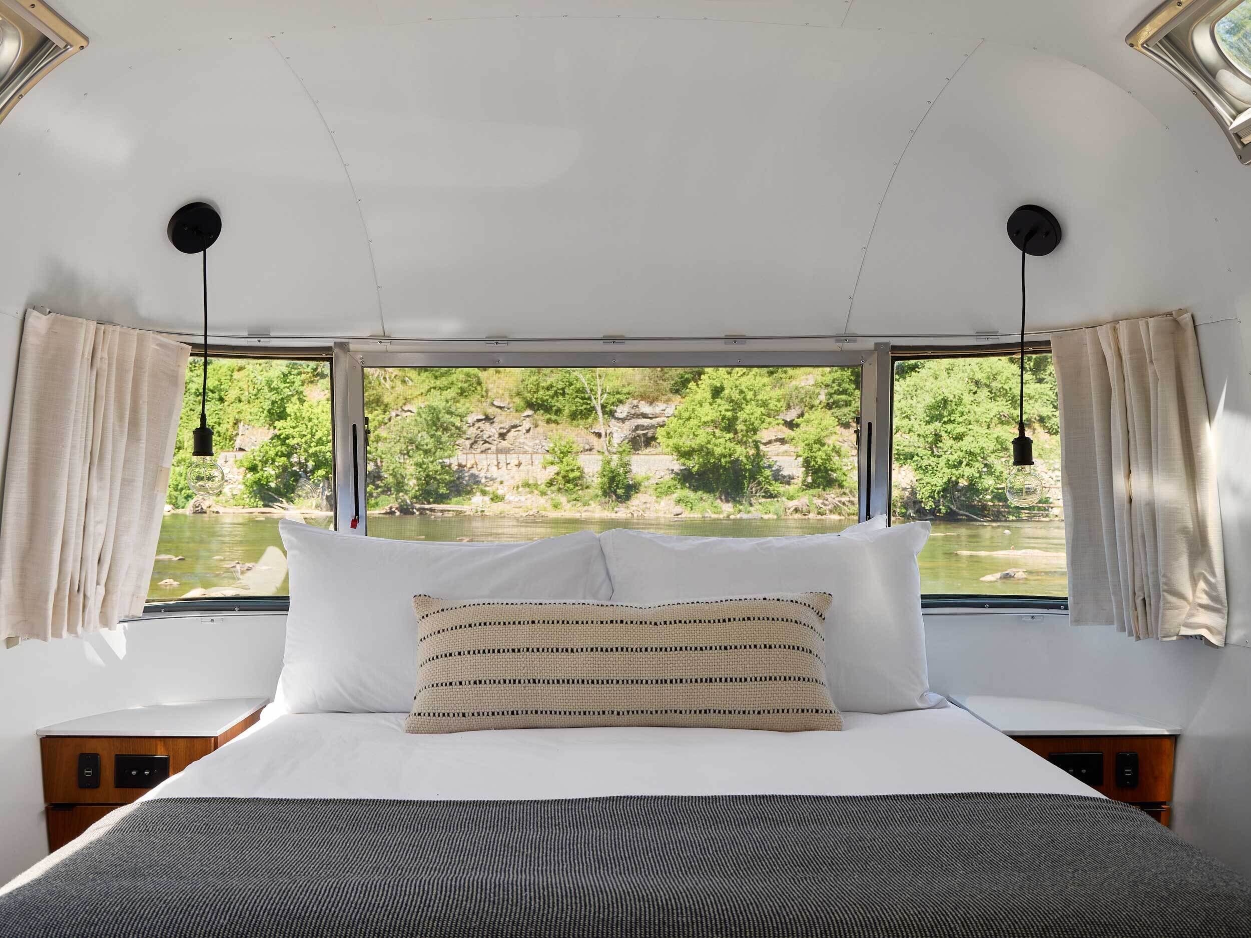 Room (Vista Airstream) | Egyptian cotton sheets, premium bedding, Tempur-Pedic beds, free WiFi
