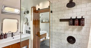 Suite (Airstream) | Badezimmer | Dusche, Designer-Toilettenartikel, Haartrockner, Handtücher