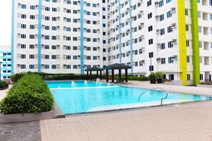Pool - Condo For Rent at My Place/ Mplace South Triangle Quezon City (Quezon City)