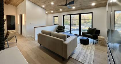 Completely remodeled luxury 3 bedroom, 3 bathroom House in quiet country setting