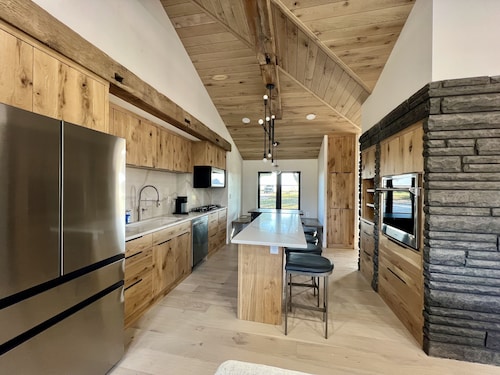 Completely remodeled luxury 3 bedroom, 3 bathroom House in quiet country setting