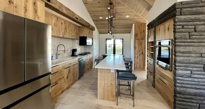 Completely remodeled luxury 3 bedroom, 3 bathroom House in quiet country setting