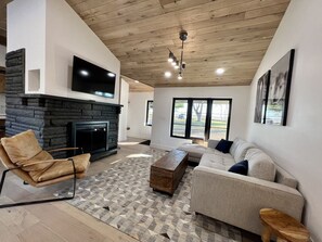 Smart TV, fireplace