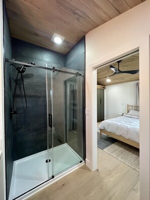 3 habitaciones, cuna de viaje, wifi gratis y ropa de cama