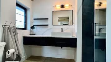 Douche, sèche-cheveux, serviettes fournies, savon