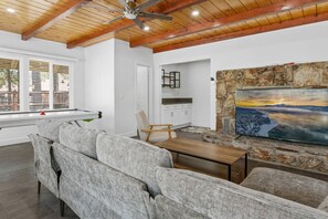 Smart-tv, eldstad och tv-spel