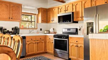 Kjøleskap, mikrobølgeovn, ovn og kokeplater