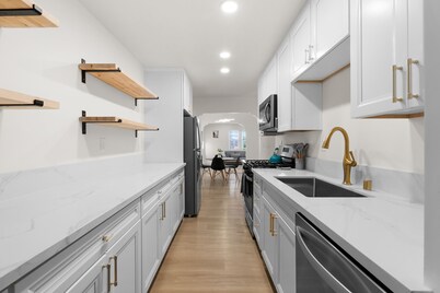 Serene Lakeside Getaway-Sleeps 8