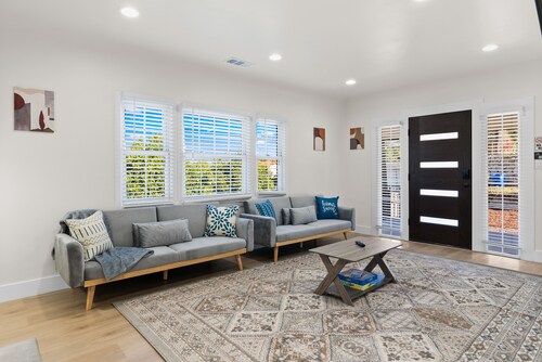 Serene Lakeside Getaway-Sleeps 8