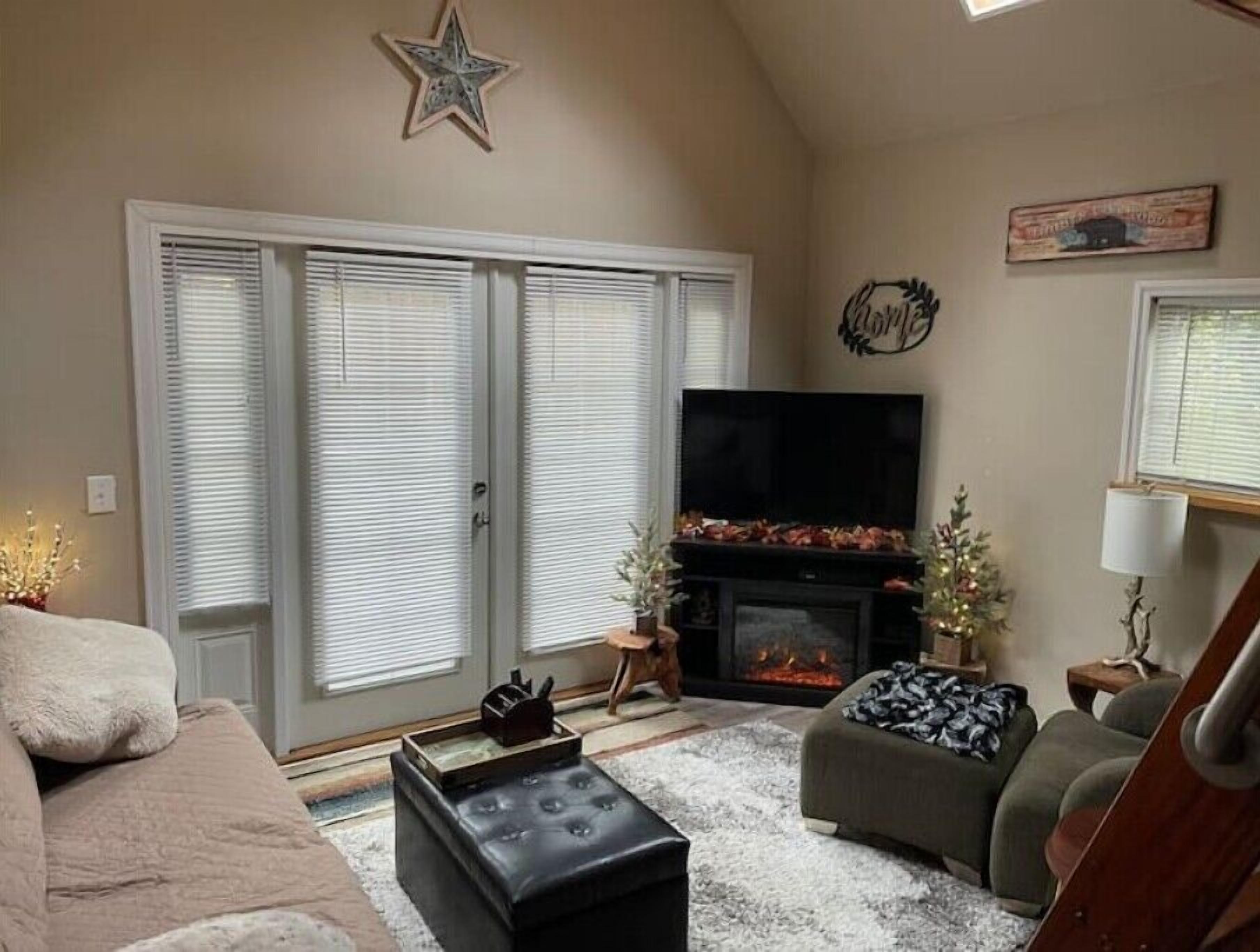 Smart-TV, Kamin, Bücher, Stereoanlage