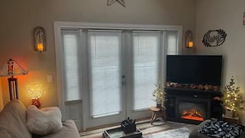 Smart TV, fireplace, books, stereo