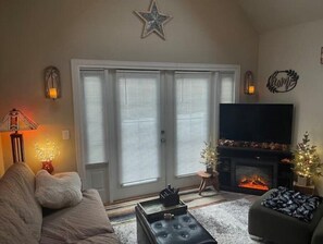 Smart TV, chimenea, libros y estéreo 