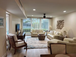 Smart TV, books, computer monitors - Beach lovers dream (Longboat Key)