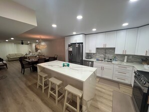 Fridge, microwave, oven, stovetop - Beach lovers dream (Longboat Key)