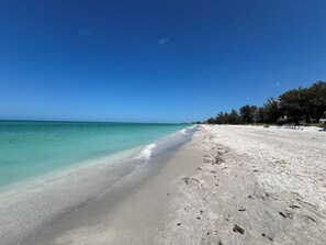 Sulla spiaggia, lettini da mare, teli da spiaggia