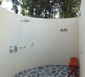 Luxury Tent W/ Exterior Connected Toilet Room & Shared Exterior Lockable Bathroom Across From Tent | バスルームのシャワー