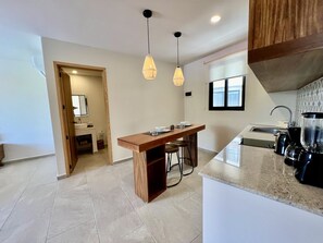 Micro-ondas, cooktop, lava-louças, talheres/pratos/utensílios de cozinha
