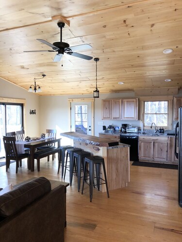 Hot tub-petfriendly-firepit-pool table-bar-3+acres